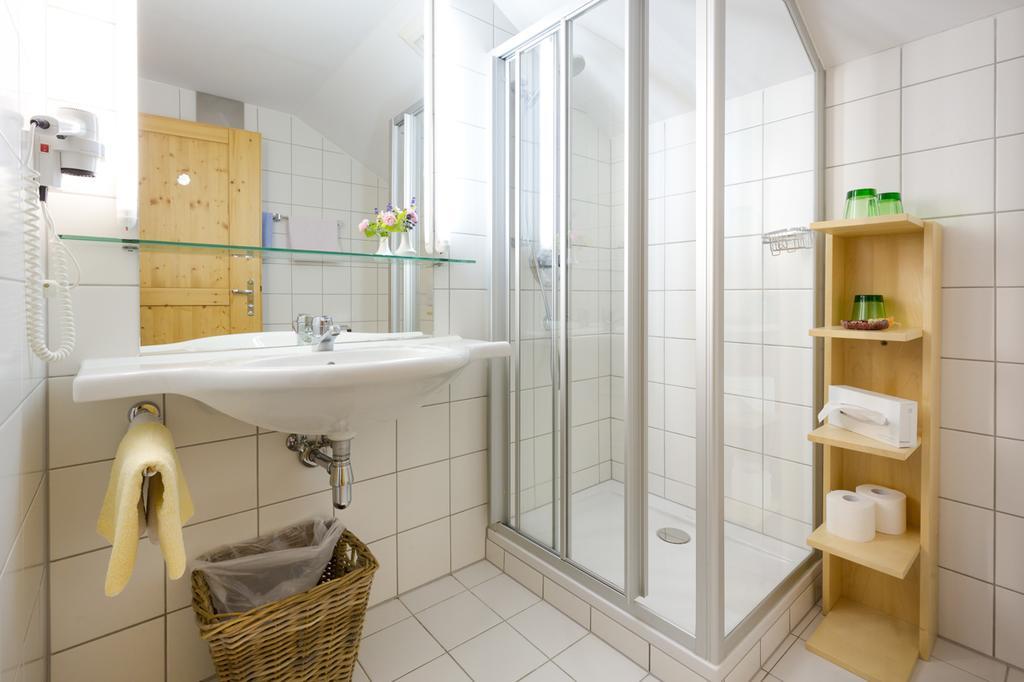 Fruehstueckspension "Schlosswirt" Ossiach Esterno foto